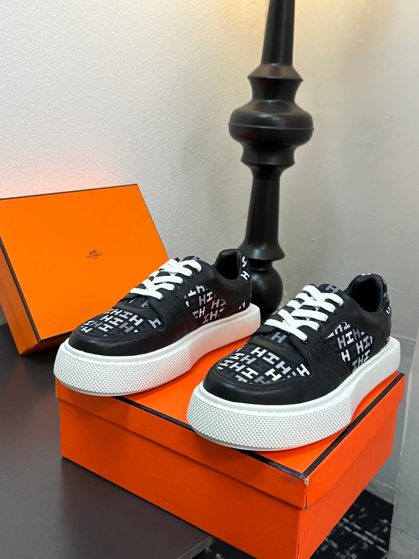 p700💰Men's shoes ❤️❤️Hermes top version# Hermès deep series couple's small white shoes casual skateboard shoes Stylish graphic design to create retro style Upper: cowhide material Lining: sheepskin lining Outsole: TPU outsole Size: 38-45
